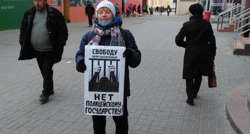 Участница одиночного пикета в Волгограде Нина Штукатурова. 25 ноября 2018 года. Фото Татьяны Филимоновой для "Кавказского узла" Участница одиночного пикета в Волгограде Нина Штукатурова. 25 ноября 2018 года. Фото Татьяны Филимоновой для "Кавказского узла"