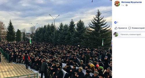 Санкционированный митинг противников соглашения о границе с Чечней в Назрани. Фото https://www.facebook.com/photo.php?fbid=2185623588144082&set=pcb.2185623988144042&type=3&theater Санкционированный митинг противников соглашения о границе с Чечней в Назрани. Фото https://www.facebook.com/photo.php?fbid=2185623588144082&set=pcb.2185623988144042&type=3&theater