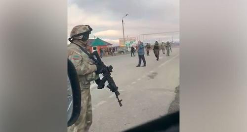 Оперативная съемка в районе 21-го контрольно-пропускного пункта на улице Шоссейной. Фото: кадр видео "Оперативной линии" Оперативная съемка в районе 21-го контрольно-пропускного пункта на улице Шоссейной. Фото: кадр видео "Оперативной линии"