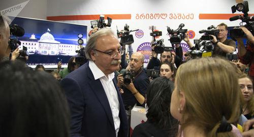 Григол Вашадзе с журналистами. Фото: © Sputnik / Alex Shlamov, https://sputnik-georgia.ru/election-2018/20181129/243218545/Gruzinskaya-oppozitsiya-obyavila-o-planakh---itogi-vyborov-oni-ne-priznayut-.html Григол Вашадзе с журналистами. Фото: © Sputnik / Alex Shlamov, https://sputnik-georgia.ru/election-2018/20181129/243218545/Gruzinskaya-oppozitsiya-obyavila-o-planakh---itogi-vyborov-oni-ne-priznayut-.html