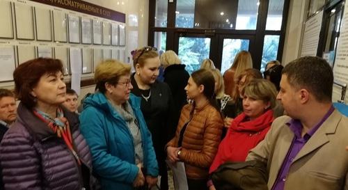 Пайщики ЖК "Русь" в здании суда. Сочи, ноябрь 2018 года. Фото Светланы Кравченко для "Кавказского узла" Пайщики ЖК "Русь" в здании суда. Сочи, ноябрь 2018 года. Фото Светланы Кравченко для "Кавказского узла"