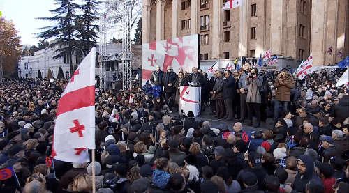 Митинг оппозиции в Тбилиси 2 декабря. Кадр видео пресс-службы ЕНД https://www.facebook.com/nacionalurimodzraoba/videos/766199990382566/ Митинг оппозиции в Тбилиси 2 декабря. Кадр видео пресс-службы ЕНД https://www.facebook.com/nacionalurimodzraoba/videos/766199990382566/
