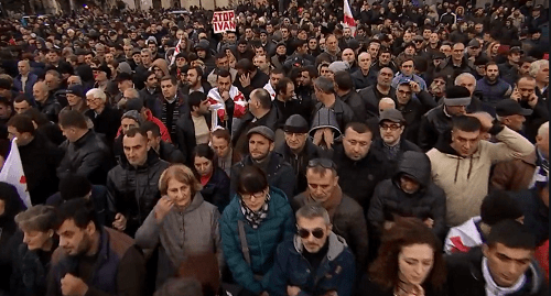 Митинг оппозиции в Тбилиси 2 декабря. Кадр видео пресс-службы ЕНД https://www.facebook.com/nacionalurimodzraoba/videos/766199990382566/ Митинг оппозиции в Тбилиси 2 декабря. Кадр видео пресс-службы ЕНД https://www.facebook.com/nacionalurimodzraoba/videos/766199990382566/