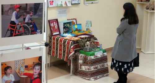 В Степанакертской картинной галерее, на выставке по случаю Международного дня инвалидов. Нагорный Карабах. 3 декабря 2018 год. Фото Алвард Григорян для "Кавказского узла" В Степанакертской картинной галерее, на выставке по случаю Международного дня инвалидов. Нагорный Карабах. 3 декабря 2018 год. Фото Алвард Григорян для "Кавказского узла"