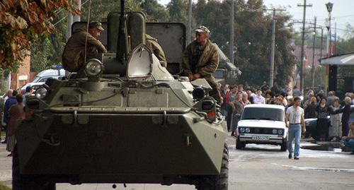 Солдаты на танке. Беслан, 2 сентября 2004 г. Фото: REUTERS/Eduard Korniyenko Солдаты на танке. Беслан, 2 сентября 2004 г. Фото: REUTERS/Eduard Korniyenko