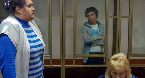 Переводчица (слева) переводит слова Павла Гриба. Фото Константина Волгина для "Кавказского узла" Переводчица (слева) переводит слова Павла Гриба. Фото Константина Волгина для "Кавказского узла"