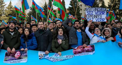 Участники акции держат портреты азербайджанских политзаключенных. Фото Азиза Каримова для "Кавказского узла" Участники акции держат портреты азербайджанских политзаключенных. Фото Азиза Каримова для "Кавказского узла"