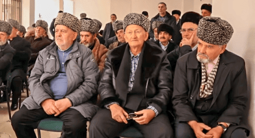 Члены Совета тейпов ингушского народа заслушивают "Обращение к руководству и народу Чеченской Республики". Скриншот видеообращения 7 декабря 2018 года. https://youtu.be/waLyRPxTXQM Члены Совета тейпов ингушского народа заслушивают "Обращение к руководству и народу Чеченской Республики". Скриншот видеообращения 7 декабря 2018 года. https://youtu.be/waLyRPxTXQM