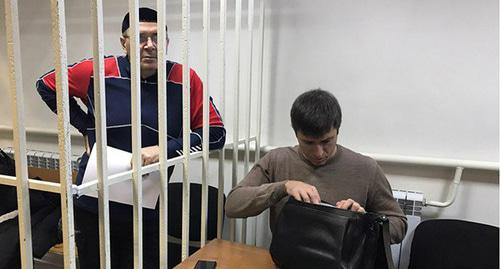 Оюб Титиев со своим адвокатом Петром Заикиным в зале суда. Фото Патимат Махмудовой для "Кавказского узла" Оюб Титиев со своим адвокатом Петром Заикиным в зале суда. Фото Патимат Махмудовой для "Кавказского узла"