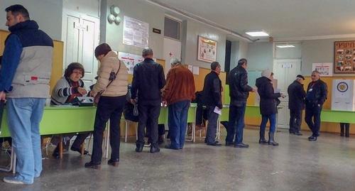 Очередь избирателей на избирательном участке 428. Армения, 9 декабря 2018 года. Фото Григория Шведова для "Кавказского узла" Очередь избирателей на избирательном участке 428. Армения, 9 декабря 2018 года. Фото Григория Шведова для "Кавказского узла"