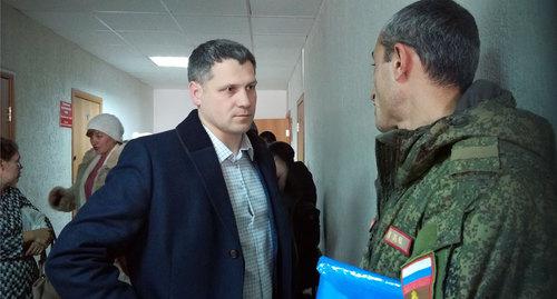 Адвокат Виталий Григорьев беседует с потерпевшим. Фото Татьяны Филимоновой для "Кавказского узла" Адвокат Виталий Григорьев беседует с потерпевшим. Фото Татьяны Филимоновой для "Кавказского узла"