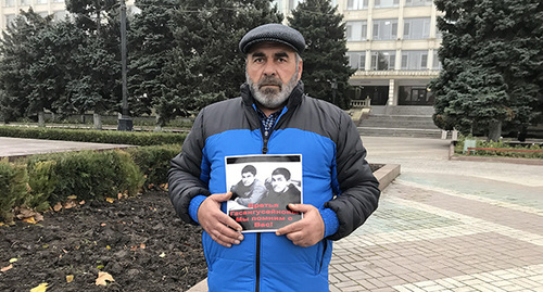 Муртазали Гасангусейнов на пикете. Махачкала, 12 декабря 2018 г. Фото Патимат Махмудовой для "Кавказского узла" Муртазали Гасангусейнов на пикете. Махачкала, 12 декабря 2018 г. Фото Патимат Махмудовой для "Кавказского узла"