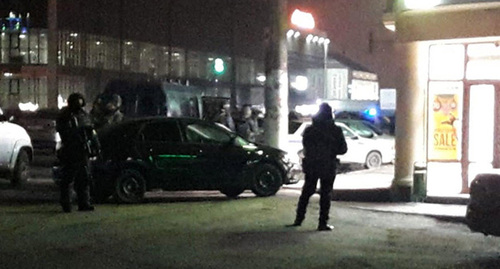 На месте взрыва возле ТЦ "Ковчег" в Назрани. 12 декабря 2018 г. Фото Умара Йовлоя для "Кавказского узла" На месте взрыва возле ТЦ "Ковчег" в Назрани. 12 декабря 2018 г. Фото Умара Йовлоя для "Кавказского узла"