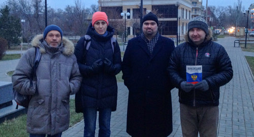 Астраханцы на акции в память о Конституции РФ - слева направо: Алексей и Елена Байбековы, Ярослав Савин, Михаил Долиев. Фото Алены Садовской для "Кавказского узла" Астраханцы на акции в память о Конституции РФ - слева направо: Алексей и Елена Байбековы, Ярослав Савин, Михаил Долиев. Фото Алены Садовской для "Кавказского узла"