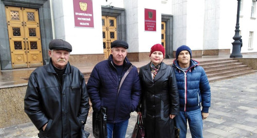 Бывшие сотрудники обанкротившейся группы компаний "Кингкоул" . Фото Татьяной Авачёвой для "Кавазского узла" Бывшие сотрудники обанкротившейся группы компаний "Кингкоул" . Фото Татьяной Авачёвой для "Кавазского узла"
