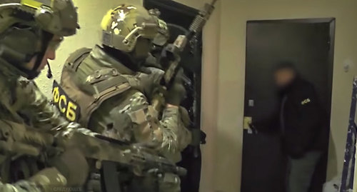 Задержание по делу о финансировании ИГ*. Фото: кадр видео Следственного комитета Российской Федерации "Пресечено финансирование терроризма
" https://www.youtube.com/watch?v=-7y4dVYFRjE&feature=youtu.be Задержание по делу о финансировании ИГ*. Фото: кадр видео Следственного комитета Российской Федерации "Пресечено финансирование терроризма
" https://www.youtube.com/watch?v=-7y4dVYFRjE&feature=youtu.be