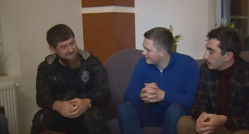 Рамзан Кадыров (слева) во время встречи с блогерами. Кадр из видео ЧГТРК "Грозный" https://www.youtube.com/watch?v=KZFYwp1xbpI
Рамзан Кадыров (слева) во время встречи с блогерами. Кадр из видео ЧГТРК "Грозный" https://www.youtube.com/watch?v=KZFYwp1xbpI