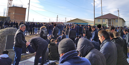 Участники массового намаза в Магасе. 14 декабря 2018 г. Фото Умара Йовлоя для "Кавказского узла" Участники массового намаза в Магасе. 14 декабря 2018 г. Фото Умара Йовлоя для "Кавказского узла"