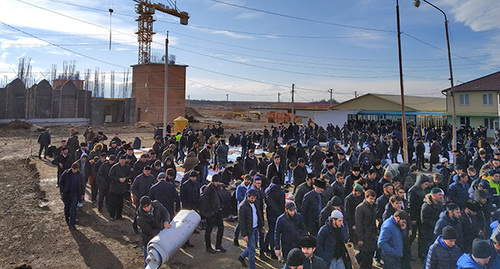 Участники массового намаза в Магасе. 14 декабря 2018 г. Фото Умара Йовлоя для "Кавказского узла" Участники массового намаза в Магасе. 14 декабря 2018 г. Фото Умара Йовлоя для "Кавказского узла"
