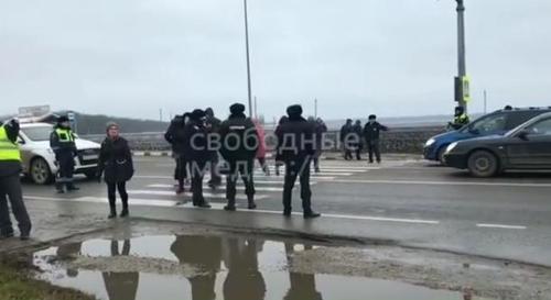 Акция прошла на пешеходном переходе, движение автомобилей и протестующих регулировали сотрудники ГИБДД. Фото: кадр видео "Свободные медиа", https://freemedia.io/2018/12/starokorsunskaya Акция прошла на пешеходном переходе, движение автомобилей и протестующих регулировали сотрудники ГИБДД. Фото: кадр видео "Свободные медиа", https://freemedia.io/2018/12/starokorsunskaya