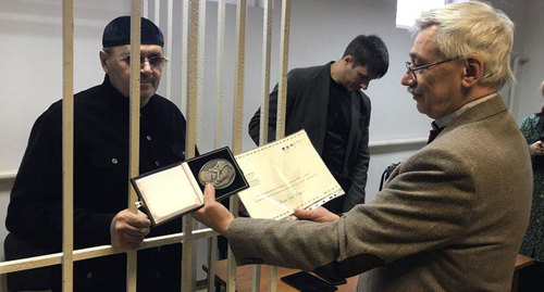 Олег Орлов покалывает Титиеву франко-немецкую премию за защиту прав человека.. Фото Патимат Махмудовой для "Кавказского узла" Олег Орлов покалывает Титиеву франко-немецкую премию за защиту прав человека.. Фото Патимат Махмудовой для "Кавказского узла"