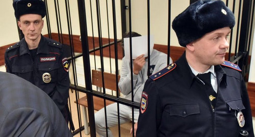 Магомед Исмаилов на скамейке подсудимого. Фото: кадр видео RussianСross Дагестанцы арестованы после побоища со стрельбой в «Москва-Сити» (2017) https://www.youtube.com/watch?v=cpTDH58pQcE Магомед Исмаилов на скамейке подсудимого. Фото: кадр видео RussianСross Дагестанцы арестованы после побоища со стрельбой в «Москва-Сити» (2017) https://www.youtube.com/watch?v=cpTDH58pQcE
