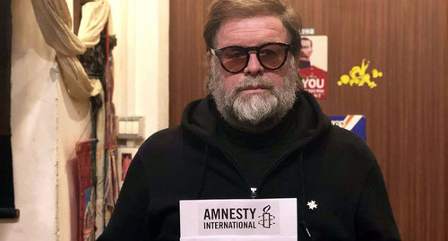 Борис Гребенщиков участвует в акции поддержки
Amnesty International обвиненного в Чечне Оюба Титиева. Фото предоставлено ПЦ "Мемориал" Борис Гребенщиков участвует в акции поддержки
Amnesty International обвиненного в Чечне Оюба Титиева. Фото предоставлено ПЦ "Мемориал"