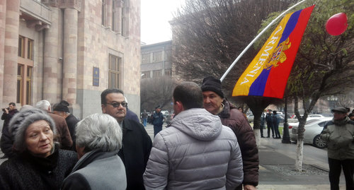 Бывшие сотрудники "Наирита" у здания правительства Армении. Фото Армине Мартиросян для "Кавказского узла" Бывшие сотрудники "Наирита" у здания правительства Армении. Фото Армине Мартиросян для "Кавказского узла"
