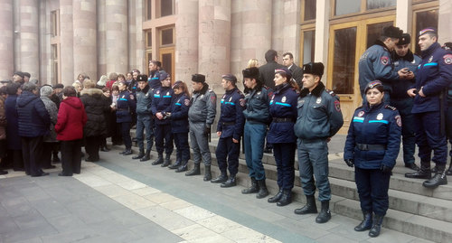 Полиция оградила здание правительства Армении на акции работников завода "Наирит". Фото Армине Мартиросян для "Кавказского узла". Полиция оградила здание правительства Армении на акции работников завода "Наирит". Фото Армине Мартиросян для "Кавказского узла".