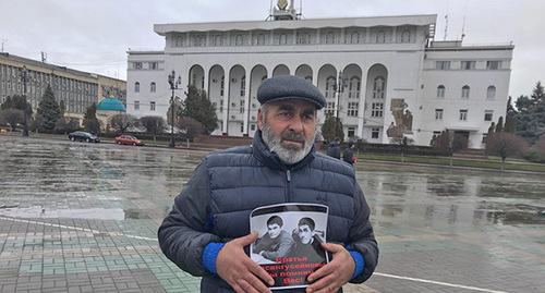 Муртазали Гасангусейнов начал акцию протеста в Махачкале. 20 декабря 2018 г. Фото Патимат Махмудовой для "Кавказского узла" Муртазали Гасангусейнов начал акцию протеста в Махачкале. 20 декабря 2018 г. Фото Патимат Махмудовой для "Кавказского узла"
