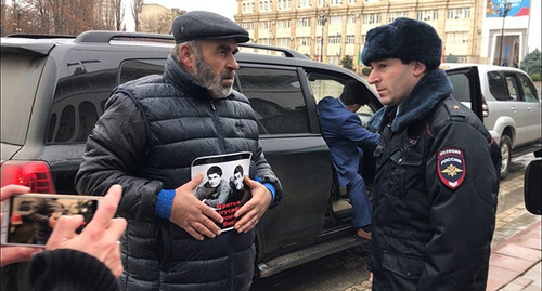 Муртазали Гасангусейнов (слева) во время пикета общается с сотрудником полиции. Махачкала, 20 декабря 2018 года. Фото Патимат Махмудовой для "Кавказского узла" Муртазали Гасангусейнов (слева) во время пикета общается с сотрудником полиции. Махачкала, 20 декабря 2018 года. Фото Патимат Махмудовой для "Кавказского узла"
