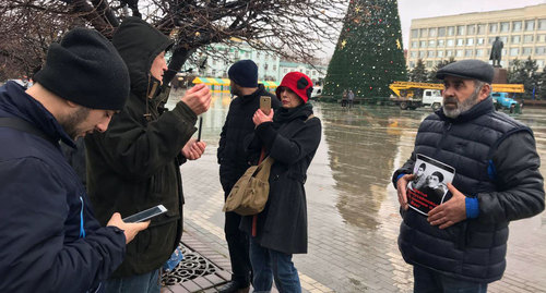 Журналисты и Муртазали Гасангусенов
у входа в здание правительства Дагестана.
20.12.2018 Фото Патимат Махмудовой для "Кавказского узла" Журналисты и Муртазали Гасангусенов
у входа в здание правительства Дагестана.
20.12.2018 Фото Патимат Махмудовой для "Кавказского узла"