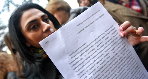 Сотрудник Минкульта Армении Татевик Сукиасян перед домом Правительства 21 декабря 2018. Еревaн Фото Sputnik/ Asatur Yesayants. https://ru.armeniasputnik.am/society/20181221/16367163/zabastovka-i-akciya-protesta-v-yerevan-sotrudniki-ministerstv-nedovolny-planami-pashinyan.html Сотрудник Минкульта Армении Татевик Сукиасян перед домом Правительства 21 декабря 2018. Еревaн Фото Sputnik/ Asatur Yesayants. https://ru.armeniasputnik.am/society/20181221/16367163/zabastovka-i-akciya-protesta-v-yerevan-sotrudniki-ministerstv-nedovolny-planami-pashinyan.html