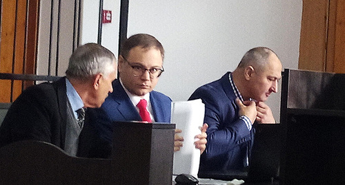 Аркадий Акопян (слева) и его адвокаты Антон Омельченко (в центре) и Егиазар Черников в зале суда. 21 декабря 2018 года. Фото Людмилы Маратовой для "Кавказского узла". Аркадий Акопян (слева) и его адвокаты Антон Омельченко (в центре) и Егиазар Черников в зале суда. 21 декабря 2018 года. Фото Людмилы Маратовой для "Кавказского узла".