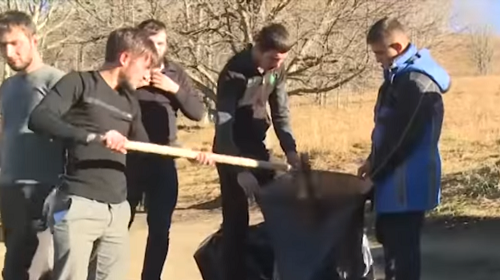 Субботник в одном из районов Чечни. Кадр видео ЧГТРК "Грозный". https://www.youtube.com/watch?v=bK0CoeS1RPc Субботник в одном из районов Чечни. Кадр видео ЧГТРК "Грозный". https://www.youtube.com/watch?v=bK0CoeS1RPc