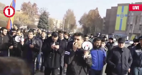 Шествие противников Манвела Григоряна в Эчмиадзине 23 декабря 2018 года. Кадр прямой трансляции 1in.am. https://www.youtube.com/watch?v=NImltXkEsaA Шествие противников Манвела Григоряна в Эчмиадзине 23 декабря 2018 года. Кадр прямой трансляции 1in.am. https://www.youtube.com/watch?v=NImltXkEsaA