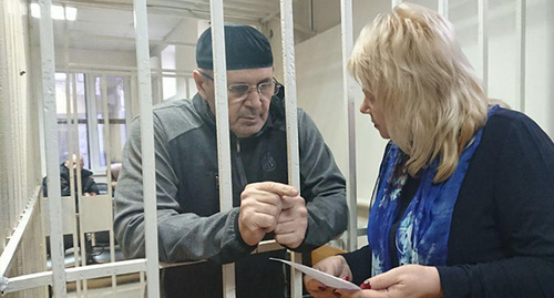 Оюб Титиев в зале суда. Фото: Пресс-служба ПЦ "Мемориал" Оюб Титиев в зале суда. Фото: Пресс-служба ПЦ "Мемориал"