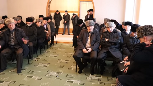 Участники заседания в кадияте Ингушетии 25 декабря. Кадр видео Совета тейпов ингушского народа. https://www.youtube.com/watch?v=Zkhs3H9nAe8 Участники заседания в кадияте Ингушетии 25 декабря. Кадр видео Совета тейпов ингушского народа. https://www.youtube.com/watch?v=Zkhs3H9nAe8