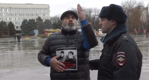 Муртазали Гасангусейнов на пикете в Махачкале. Скриншот с видео "Кавказского узла" https://www.youtube.com/watch?v=TUvb2Fee16M Муртазали Гасангусейнов на пикете в Махачкале. Скриншот с видео "Кавказского узла" https://www.youtube.com/watch?v=TUvb2Fee16M
