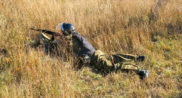 Сотрудник спецслужбы. Фото http://nac.gov.ru/antiterroristicheskie-ucheniya/siloviki-obezvredili-gruppu-uslovnyh-terroristov.html Сотрудник спецслужбы. Фото http://nac.gov.ru/antiterroristicheskie-ucheniya/siloviki-obezvredili-gruppu-uslovnyh-terroristov.html