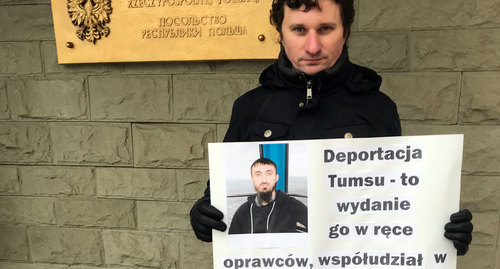 Владимир Малыхин держит плакат на польском языке. 28 декабря 2018 г. Фото Олега Краснова для "Кавказского узла" Владимир Малыхин держит плакат на польском языке. 28 декабря 2018 г. Фото Олега Краснова для "Кавказского узла"