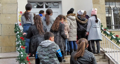 Дети у дверей нового Дома творчества в Мехакаване. 29 декабря 2018 года. Фото Алвард Григорян для "Кавказского узла". Дети у дверей нового Дома творчества в Мехакаване. 29 декабря 2018 года. Фото Алвард Григорян для "Кавказского узла".