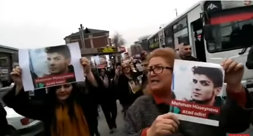Акция в поддержку Мехамана Гусейнова в Баку, 3 января 2019 года. Кадр видео MeydanTV https://www.youtube.com/watch?v=MkvK-QmgNZo&t=843s Акция в поддержку Мехамана Гусейнова в Баку, 3 января 2019 года. Кадр видео MeydanTV https://www.youtube.com/watch?v=MkvK-QmgNZo&t=843s
