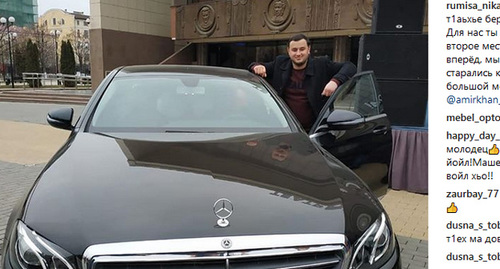 Амирхан Умаев около автомобиля Mercedes. Фото со страницы Амирхана Умаева в Instagram https://www.instagram.com/p/BsLG9hmHOUG/ Амирхан Умаев около автомобиля Mercedes. Фото со страницы Амирхана Умаева в Instagram https://www.instagram.com/p/BsLG9hmHOUG/