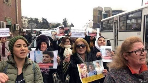 Акция в поддержку Мехамана Гусейнова в Баку, 3 января 2019 года. Кадр видео MeydanTV https://www.youtube.com/watch?v=MkvK-QmgNZo&t=843s Акция в поддержку Мехамана Гусейнова в Баку, 3 января 2019 года. Кадр видео MeydanTV https://www.youtube.com/watch?v=MkvK-QmgNZo&t=843s