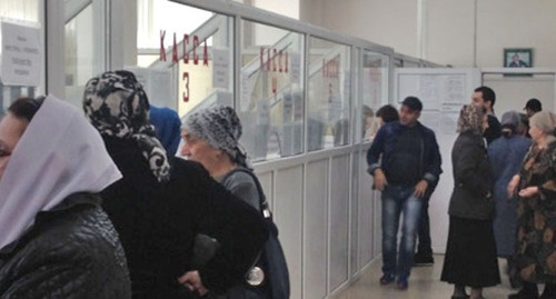 Жители оплачивают коммунальные услуги в ЕРКЦ Грозного. Фото Ахмеда Альдебирова для "Кавказского узла" Жители оплачивают коммунальные услуги в ЕРКЦ Грозного. Фото Ахмеда Альдебирова для "Кавказского узла"