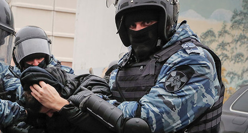 Сотрудники полиции во время задержания активиста. Фото: REUTERS/Maxim Shemetov Сотрудники полиции во время задержания активиста. Фото: REUTERS/Maxim Shemetov