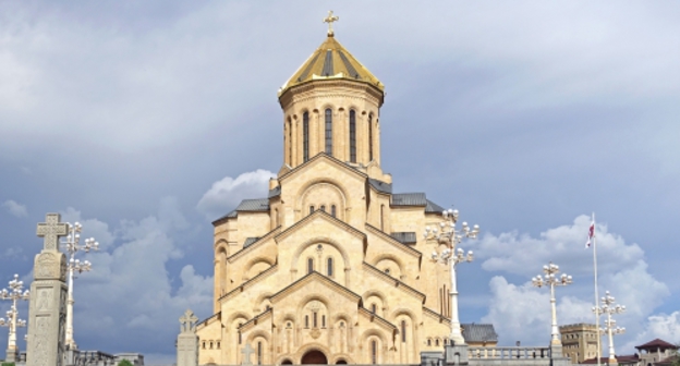 Главный кафедральный собор Грузинской православной церкви, Тбилиси. Фото: Tiia Monto, wikimedia.org/wiki/File:Holy_Trinity_Cathedral_in_Tbilisi_2.jpg