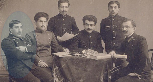 Азербайджанские студенты в Киеве. 1913 год. Газанфар Мусабеков - первый слева. Автор фото неизвестен - https://commons.wikimedia.org/wiki/File:Azerbaijani_students_in_Kyiv,_1913.jpg Азербайджанские студенты в Киеве. 1913 год. Газанфар Мусабеков - первый слева. Автор фото неизвестен - https://commons.wikimedia.org/wiki/File:Azerbaijani_students_in_Kyiv,_1913.jpg