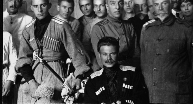 Генерал Шкуро среди сотрудников Донского отдела пропаганды в 1919 году. Автор фото неизвестен - https://commons.wikimedia.org/wiki/File:Andrei_Shkuro_in_1919.jpg?uselang=fr Генерал Шкуро среди сотрудников Донского отдела пропаганды в 1919 году. Автор фото неизвестен - https://commons.wikimedia.org/wiki/File:Andrei_Shkuro_in_1919.jpg?uselang=fr